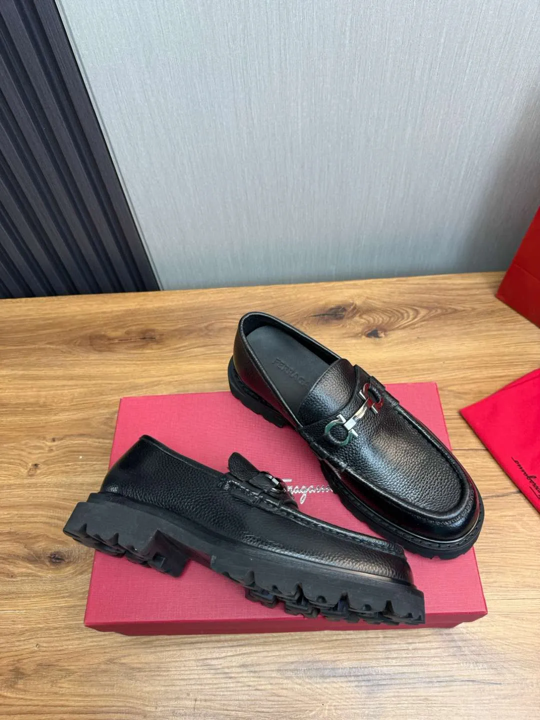 Men's shoes 💰880💰 Ferragamo. [Ferragamo] men's thick-soled loafers, the latest hot style, 1:1 original purchase quality, top quality, imported open-edge beaded cowhide leather on the upper, hand-made three-dimensional stitching highlights the round toe design, the inner foot pads are all imported cowhide, with original lightweight foam outsole, matching code 39-44, (38, 45 custom-made, non-refundable)